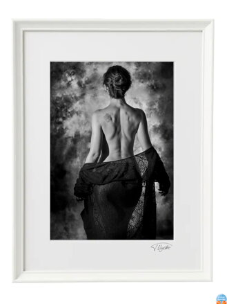 Umělecká fotografie Akty - Odchod v černobílé (bílý rám)