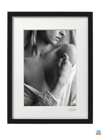 Umelecké fotografie Akty - Žena v blúzke (čierny rám)