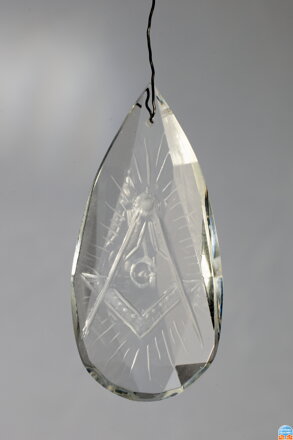 Lapač slunce z broušeného skla Swarovski s rytinou Spojené kružidlo a uhelnice, motiv Svobodných zednářů,, 65 x 30 mm