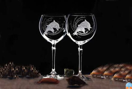 2 x Glas Rotwein 450 ml mit einem Delfin -Motiv - Hand graviertes Glas Kristall