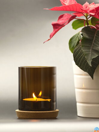 Upcyklovaný svícen z lahve  na  svíčku hnědý 10 cm - korkový podstavec a čajová svíčka, baleno v celofánovém sáčku