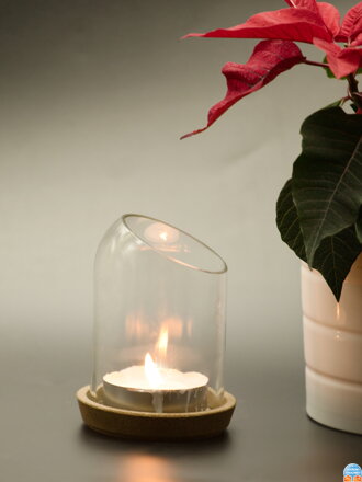Upcyklovaný svícen z lahve od vína na čajovou svíčku 13 cm, čirý - korkový podstavec a čajová svíčka, baleno v celofánovém sáčku
