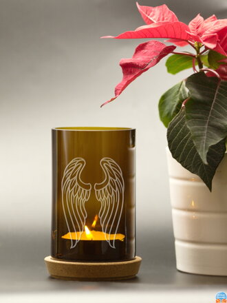 Flügelmotiv – Upcycled Kerzenhalter aus einer braunen Kerzenflasche 13 cm – Korkfuß und Teelicht, verpackt in einer Zellophantüte