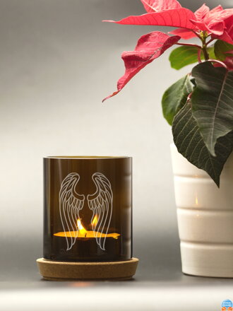 Flügelmotiv – Upcycled Kerzenhalter aus einer braunen Kerzenflasche 10 cm – Korkfuß und Teelicht, verpackt in einer Zellophantüte