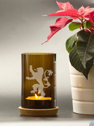 Löwenmotiv - Upcycled Kerzenhalter aus einer braunen Kerzenflasche 13 cm - Korkfuß und Teelicht, verpackt in einer Zellophantüte