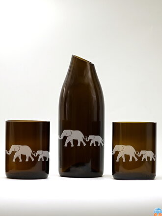 Motiv slon Eko sklenice (z lahve od šampusu) 2x střední hnědá(10 cm, 8 cm) a karafa 22 cm. Baleno v dárkové krabičce