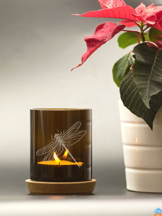 Motiv vážka - Upcyklovaný svícen z lahve na svíčku hnědý 10 cm - korkový podstavec a čajová svíčka, baleno v celofánovém sáčku