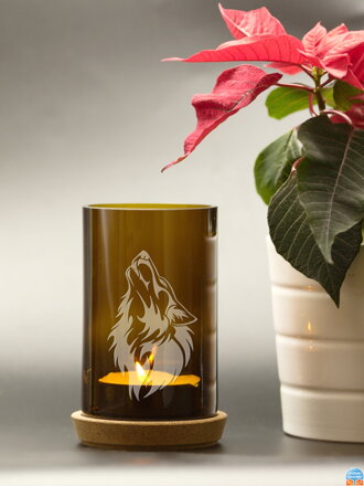 Motiv vlk - Upcyklovaný svícen z lahve na svíčku hnědý 13 cm - korkový podstavec a čajová svíčka, baleno v celofánovém sáčku