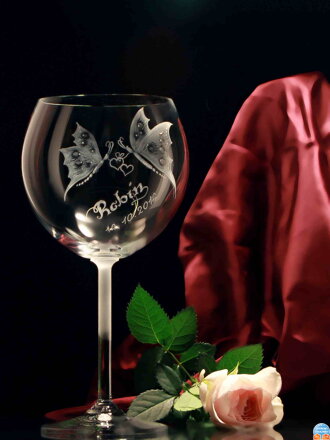 2x Svadobný pohár Thun 450 ml s motívom motýľov a srdiečkami s darčekovou krabicou s priestorom na fľašu vína