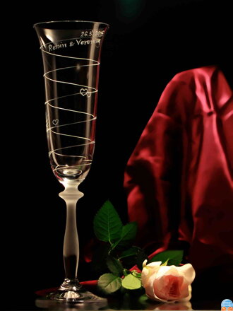 Svadobné poháre pre hostí - Angela šampus 190 ml s motívom špirálky menom hosťa a dátumom svadby