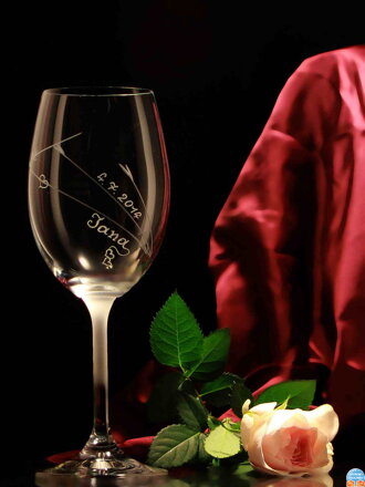 1x svadobné poháre s jemným motívom a menami na víno 