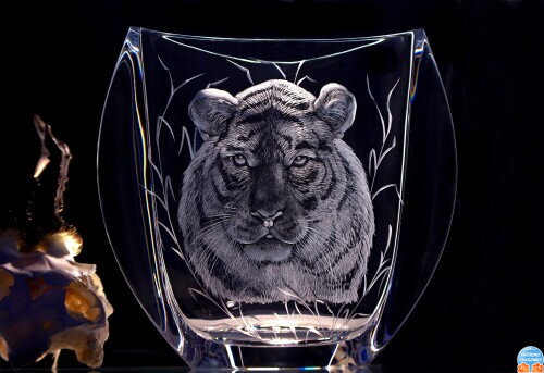 Ručne rytá váza s rytinou hlavy tigra 