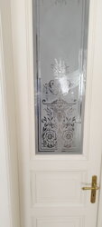 Praha - pískování motivu na skleněné dveře dle přání zákazníka rozbité sklo