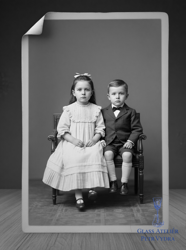 poškozená stará fotografie děti černobílá