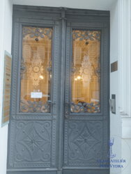 Praha Vinohrady hotel - renstrukce rozbitých skel vstupních dveří dle dochovaného vzoru Praha Vinohrady hotel - renstrukce rozbitých skel vstupních dveří dle dochovaného vzoru