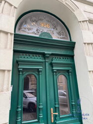 Praha - pískování motivu na skleněný nadsvětlík vstupních dveří s číslem dle přání zákazníka rozbité sklo