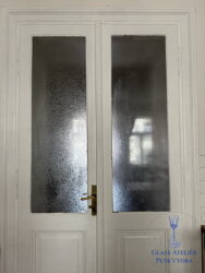 Praha  Florenc - pískování motivu na vstupních dveří a koupelny dle přání zákazníka