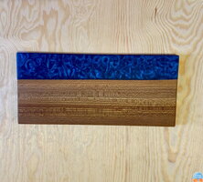 Dřevěné prkénko s tmavě modrou pryskyřicí epoxy