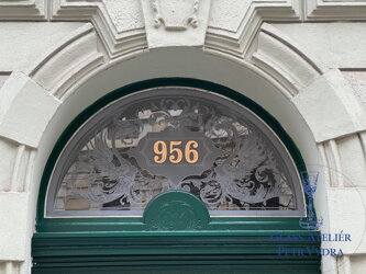 Praha - pískování motivu na skleněný nadsvětlík vstupních dveří s číslem dle přání zákazníka rozbité sklo
