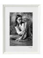 Umělecká černobílá fotografie - Dívka v brýlích (bílý rám)