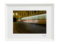 Umělecká fotografie - Noční tramvaj (bílý rám)