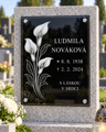 V 40. Černá náhrobní skleněná deska s obrázkem kytek kala