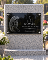 V 50. Černá náhrobní skleněná deska s obrázkem modlící se andílek, křížkem a nápisem