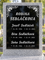V33. Černá náhrobní skleněná deska s pkrajem a nápisy