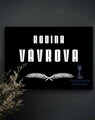 V8. Černá náhrobní skleněná deska s nápisem "RODINA" a pírky