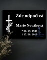 V18. Černá náhrobní skleněná deska s křížem a nápisem "Zde odpočívá"