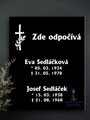 V2. Černá náhrobní skleněná deska s nápisem a křížem 