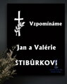 V16. Černá náhrobní skleněná deska s křížkem a nápisem