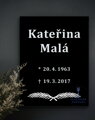 V6. Černá náhrobní skleněná deska s pírkem 