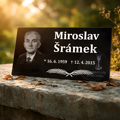 V10. Černá náhrobní skleněná deska s portrétem a pírky