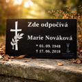 V18. Černá náhrobní skleněná deska s křížem a nápisem "Zde odpočívá"