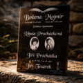 V34. Černá náhrobní skleněná deska s portréty, pírkem a nápisy