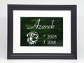 Pietní zvířecí pomníček - zelené vitrážové sklo v rámu - hlava psa a nápis 21 x 30 cm (pasparta 13 x 18 cm)