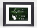 Pietní zvířecí pomníček - zelené vitrážové sklo v rámu - hlava psa a nápis 21 x 30 cm (pasparta 13 x 18 cm)