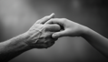 Fotoleinwand – Die Hände einer Frau und eines Mannes ineinander verschlungen