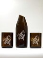Motiv 2x vlk Eko sklenice (z lahve od šampusu) 2x střední hnědá(10 cm, 8 cm) a karafa 22 cm. Baleno v dárkové krabičce