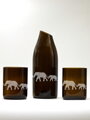 Motiv slon Eko sklenice (z lahve od šampusu) 2x střední hnědá(10 cm, 8 cm) a karafa 22 cm. Baleno v dárkové krabičce