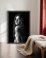 Limitovaná edice autorské fotografie - Pohled dívky z leva