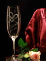 2x Svatební sklenička Thun na šampus 180 ml s motivem svatebních prstýnků, jmény a srdíčky s dárkovou krabicí s prostorem na lahev vína