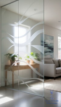 Spojení soukromí a moderního designu: Pískované skleněné příčky - skleněné příčky s lepenou vitráží