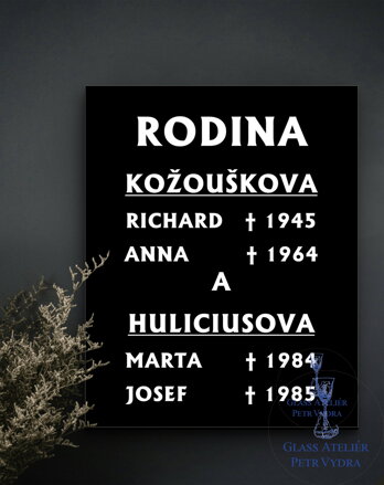 V25. Černá náhrobní skleněná deska s Rodina a nápisem jmen