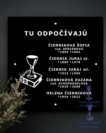 V28. Černá náhrobní skleněná deska s kalichem a nápisem