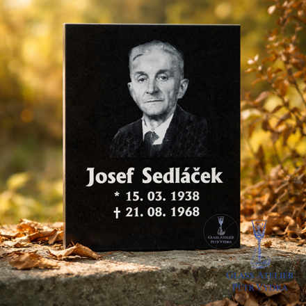 V1. Černá náhrobní skleněná deska s portrétem