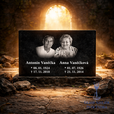 V15. Černá náhrobní skleněná deska s portréty a nápisem