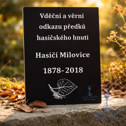 V20. Černá skleněná deska s lipovým listem