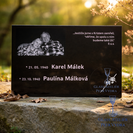 V21. Černá náhrobní skleněná deska s portrétem, nápisem a křížkem 